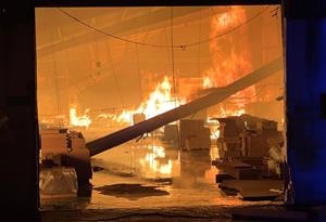 Hỏa hoạn cực lớn, công ty gỗ rộng hàng nghìn m2 chìm trong biển lửa.